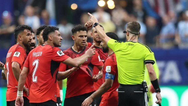 ليكيب تفجّرها: فيفا يراجع قرارات حكم مباراة مصر والأرجنتين بعد شكوى رسمية