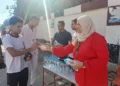سيدة توزع المياه على طلاب الثانوية العامة قبل آخر امتحان بالجيزة