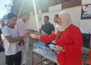 سيدة توزع المياه على طلاب الثانوية العامة قبل آخر امتحان بالجيزة