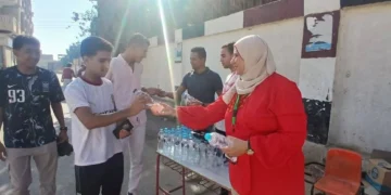سيدة توزع المياه على طلاب الثانوية العامة قبل آخر امتحان بالجيزة