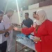 سيدة توزع المياه على طلاب الثانوية العامة قبل آخر امتحان بالجيزة