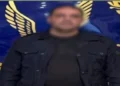 قضت محكمة جنح مستأنف القاهرة الجديدة، اليوم الخميس، بقبول الاستئناف المقدم من رجل الأعمال المتهم بالاعتداء على فرد أمن داخل أحد المجمعات السكنية بالتجمع الخامس، شكلًا، وفي الموضوع بتخفيف عقوبة الحبس من سنة مع الشغل إلى 6 أشهر. وكانت محكمة الجنح المختصة قد أصدرت في وقت سابق حكمًا بحبس المتهم لمدة عام مع الشغل، بعد إدانته بالتعدي على فرد أمن أثناء تأدية عمله داخل أحد الكمبوندات بالتجمع الخامس. ووفقًا للتحقيقات، واجه المتهم عدة اتهامات، شملت استعراض القوة، والتلويح بالعنف، والتعدي بالضرب على فرد الأمن أثناء أداء عمله، ما تسبب في إصابته بسحجات وكدمات بالكتف الأيمن ومقدمة الرأس وأسفل العين اليمنى، فضلًا عن إتلاف جهاز الاتصال اللاسلكي المملوك لجهة عمل المجني عليه. وكانت النيابة العامة قد باشرت التحقيقات عقب تلقيها بلاغًا من فرد الأمن، أفاد فيه بتعرضه للسب والضرب من مالك إحدى الوحدات السكنية بالمجمع، إلى جانب تحطيم جهاز الاتصال اللاسلكي المسلَّم إليه عهدة. واستمعت النيابة إلى أقوال المجني عليه وعدد من شهود الواقعة، الذين أيدوا روايته، فيما أقر المتهم خلال التحقيقات بوقوع الاعتداء، مرجعًا ذلك إلى خلافات سابقة بينه وبين المجني عليه. وأسندت النيابة العامة إلى المتهم اتهامات استعراض القوة، والتلويح بالعنف، والضرب، والإتلاف، وأمرت بحبسه احتياطيًا على ذمة التحقيقات، قبل أن تحيله إلى المحاكمة التي انتهت بتخفيف العقوبة إلى السجن لمدة 6 أشهر بعد نظر الاستئناف.