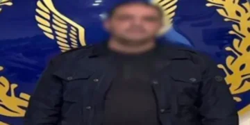قضت محكمة جنح مستأنف القاهرة الجديدة، اليوم الخميس، بقبول الاستئناف المقدم من رجل الأعمال المتهم بالاعتداء على فرد أمن داخل أحد المجمعات السكنية بالتجمع الخامس، شكلًا، وفي الموضوع بتخفيف عقوبة الحبس من سنة مع الشغل إلى 6 أشهر. وكانت محكمة الجنح المختصة قد أصدرت في وقت سابق حكمًا بحبس المتهم لمدة عام مع الشغل، بعد إدانته بالتعدي على فرد أمن أثناء تأدية عمله داخل أحد الكمبوندات بالتجمع الخامس. ووفقًا للتحقيقات، واجه المتهم عدة اتهامات، شملت استعراض القوة، والتلويح بالعنف، والتعدي بالضرب على فرد الأمن أثناء أداء عمله، ما تسبب في إصابته بسحجات وكدمات بالكتف الأيمن ومقدمة الرأس وأسفل العين اليمنى، فضلًا عن إتلاف جهاز الاتصال اللاسلكي المملوك لجهة عمل المجني عليه. وكانت النيابة العامة قد باشرت التحقيقات عقب تلقيها بلاغًا من فرد الأمن، أفاد فيه بتعرضه للسب والضرب من مالك إحدى الوحدات السكنية بالمجمع، إلى جانب تحطيم جهاز الاتصال اللاسلكي المسلَّم إليه عهدة. واستمعت النيابة إلى أقوال المجني عليه وعدد من شهود الواقعة، الذين أيدوا روايته، فيما أقر المتهم خلال التحقيقات بوقوع الاعتداء، مرجعًا ذلك إلى خلافات سابقة بينه وبين المجني عليه. وأسندت النيابة العامة إلى المتهم اتهامات استعراض القوة، والتلويح بالعنف، والضرب، والإتلاف، وأمرت بحبسه احتياطيًا على ذمة التحقيقات، قبل أن تحيله إلى المحاكمة التي انتهت بتخفيف العقوبة إلى السجن لمدة 6 أشهر بعد نظر الاستئناف.
