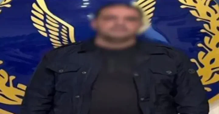 قضت محكمة جنح مستأنف القاهرة الجديدة، اليوم الخميس، بقبول الاستئناف المقدم من رجل الأعمال المتهم بالاعتداء على فرد أمن داخل أحد المجمعات السكنية بالتجمع الخامس، شكلًا، وفي الموضوع بتخفيف عقوبة الحبس من سنة مع الشغل إلى 6 أشهر. وكانت محكمة الجنح المختصة قد أصدرت في وقت سابق حكمًا بحبس المتهم لمدة عام مع الشغل، بعد إدانته بالتعدي على فرد أمن أثناء تأدية عمله داخل أحد الكمبوندات بالتجمع الخامس. ووفقًا للتحقيقات، واجه المتهم عدة اتهامات، شملت استعراض القوة، والتلويح بالعنف، والتعدي بالضرب على فرد الأمن أثناء أداء عمله، ما تسبب في إصابته بسحجات وكدمات بالكتف الأيمن ومقدمة الرأس وأسفل العين اليمنى، فضلًا عن إتلاف جهاز الاتصال اللاسلكي المملوك لجهة عمل المجني عليه. وكانت النيابة العامة قد باشرت التحقيقات عقب تلقيها بلاغًا من فرد الأمن، أفاد فيه بتعرضه للسب والضرب من مالك إحدى الوحدات السكنية بالمجمع، إلى جانب تحطيم جهاز الاتصال اللاسلكي المسلَّم إليه عهدة. واستمعت النيابة إلى أقوال المجني عليه وعدد من شهود الواقعة، الذين أيدوا روايته، فيما أقر المتهم خلال التحقيقات بوقوع الاعتداء، مرجعًا ذلك إلى خلافات سابقة بينه وبين المجني عليه. وأسندت النيابة العامة إلى المتهم اتهامات استعراض القوة، والتلويح بالعنف، والضرب، والإتلاف، وأمرت بحبسه احتياطيًا على ذمة التحقيقات، قبل أن تحيله إلى المحاكمة التي انتهت بتخفيف العقوبة إلى السجن لمدة 6 أشهر بعد نظر الاستئناف.
