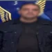 قضت محكمة جنح مستأنف القاهرة الجديدة، اليوم الخميس، بقبول الاستئناف المقدم من رجل الأعمال المتهم بالاعتداء على فرد أمن داخل أحد المجمعات السكنية بالتجمع الخامس، شكلًا، وفي الموضوع بتخفيف عقوبة الحبس من سنة مع الشغل إلى 6 أشهر. وكانت محكمة الجنح المختصة قد أصدرت في وقت سابق حكمًا بحبس المتهم لمدة عام مع الشغل، بعد إدانته بالتعدي على فرد أمن أثناء تأدية عمله داخل أحد الكمبوندات بالتجمع الخامس. ووفقًا للتحقيقات، واجه المتهم عدة اتهامات، شملت استعراض القوة، والتلويح بالعنف، والتعدي بالضرب على فرد الأمن أثناء أداء عمله، ما تسبب في إصابته بسحجات وكدمات بالكتف الأيمن ومقدمة الرأس وأسفل العين اليمنى، فضلًا عن إتلاف جهاز الاتصال اللاسلكي المملوك لجهة عمل المجني عليه. وكانت النيابة العامة قد باشرت التحقيقات عقب تلقيها بلاغًا من فرد الأمن، أفاد فيه بتعرضه للسب والضرب من مالك إحدى الوحدات السكنية بالمجمع، إلى جانب تحطيم جهاز الاتصال اللاسلكي المسلَّم إليه عهدة. واستمعت النيابة إلى أقوال المجني عليه وعدد من شهود الواقعة، الذين أيدوا روايته، فيما أقر المتهم خلال التحقيقات بوقوع الاعتداء، مرجعًا ذلك إلى خلافات سابقة بينه وبين المجني عليه. وأسندت النيابة العامة إلى المتهم اتهامات استعراض القوة، والتلويح بالعنف، والضرب، والإتلاف، وأمرت بحبسه احتياطيًا على ذمة التحقيقات، قبل أن تحيله إلى المحاكمة التي انتهت بتخفيف العقوبة إلى السجن لمدة 6 أشهر بعد نظر الاستئناف.