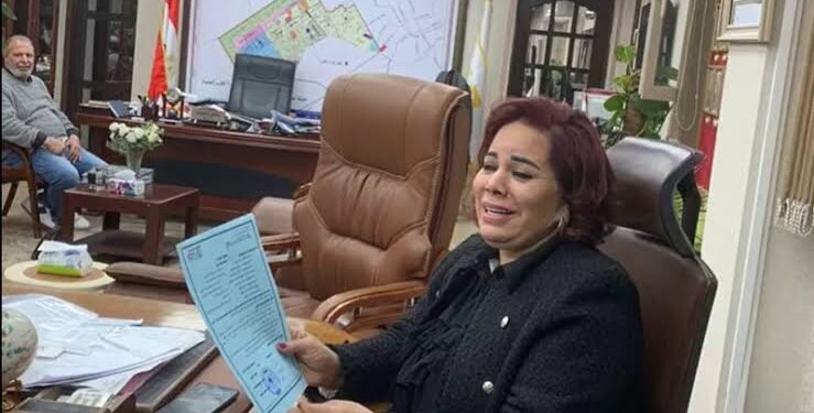 القبض على سيدة الأعمال منى عبود بمطار القاهرة لتنفيذ 8 أحكام قضائية