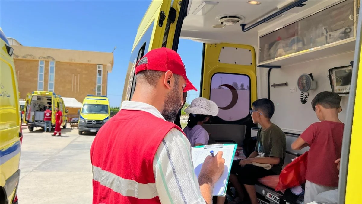 الهلال الأحمر المصري يستقبل دفعة جديدة من الجرحى والمرضى الفلسطينيين
