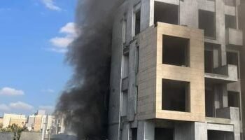 شاب يخاطر بحياته لإنقاذ 3 أطفال من حريق داخل شقة بالطابق الخامس في 15 مايو