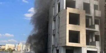 شاب يخاطر بحياته لإنقاذ 3 أطفال من حريق داخل شقة بالطابق الخامس في 15 مايو