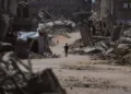 إصابة 4 فلسطينيين في غارة إسرائيلية على النصيرات واعتقال شاب من طوباس
