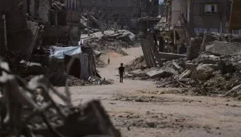 إصابة 4 فلسطينيين في غارة إسرائيلية على النصيرات واعتقال شاب من طوباس