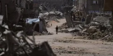 إصابة 4 فلسطينيين في غارة إسرائيلية على النصيرات واعتقال شاب من طوباس