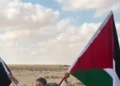 علم فلسطين يخطف الأنظار في استقبال منتخب مصر بالعلمين