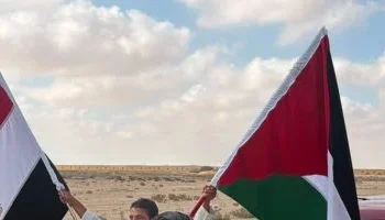 علم فلسطين يخطف الأنظار في استقبال منتخب مصر بالعلمين
