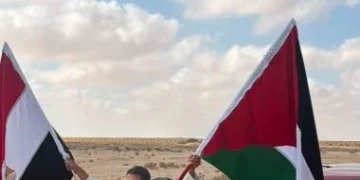 علم فلسطين يخطف الأنظار في استقبال منتخب مصر بالعلمين