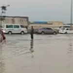 ماسورة اتكسرت.. جهاز العاشر من رمضان يدفع بسيارات كسح لرفع تجمعات المياه