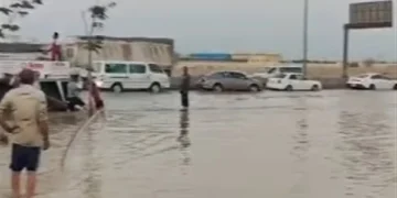 ماسورة اتكسرت.. جهاز العاشر من رمضان يدفع بسيارات كسح لرفع تجمعات المياه