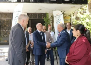 محافظ القاهرة يوزع 12 كرسيًا كهربائيًا متحركًا على ذوي الهمم