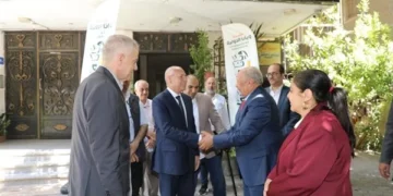 محافظ القاهرة يوزع 12 كرسيًا كهربائيًا متحركًا على ذوي الهمم