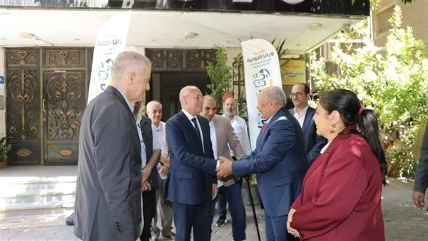 محافظ القاهرة يوزع 12 كرسيًا كهربائيًا متحركًا على ذوي الهمم