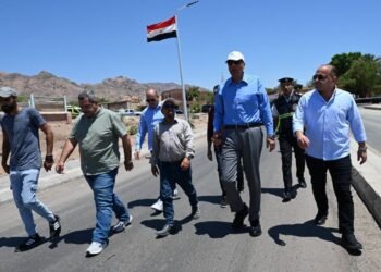 محافظ جنوب سيناء يتابع مشروعات رصف مدينة نويبع لدعم التنمية