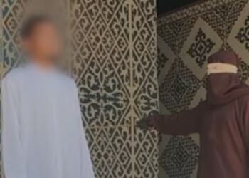 جلد 6 أشخاص علنًا في إندونيسيا بسبب قبلة