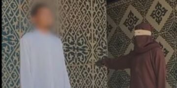 جلد 6 أشخاص علنًا في إندونيسيا بسبب قبلة