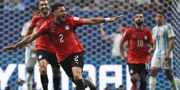 صحيفة أجنبية تشكك في تدخل الـVAR خلال مباراة مصر والأرجنتين