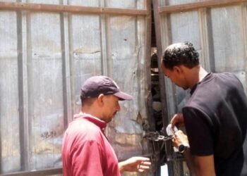حملات مكبرة لإغلاق مخازن الخردة غير المرخصة بأسوان وضبط 34 مخالفة بيئية