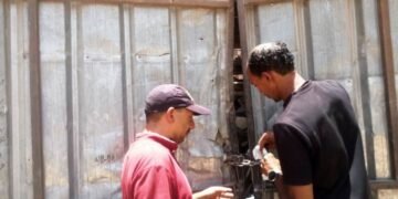 حملات مكبرة لإغلاق مخازن الخردة غير المرخصة بأسوان وضبط 34 مخالفة بيئية