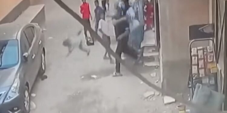 ضبط أب ألقى طفله أسفل سيارة بالجيزة.. والقبض على سائق بتهمة الاعتداء على ابنتيه