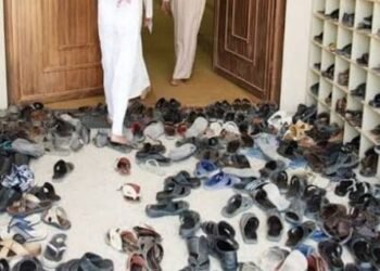الأوقاف تتحرك بعد فيديو تحصيل أموال مقابل حفظ الأحذية بالمسجد