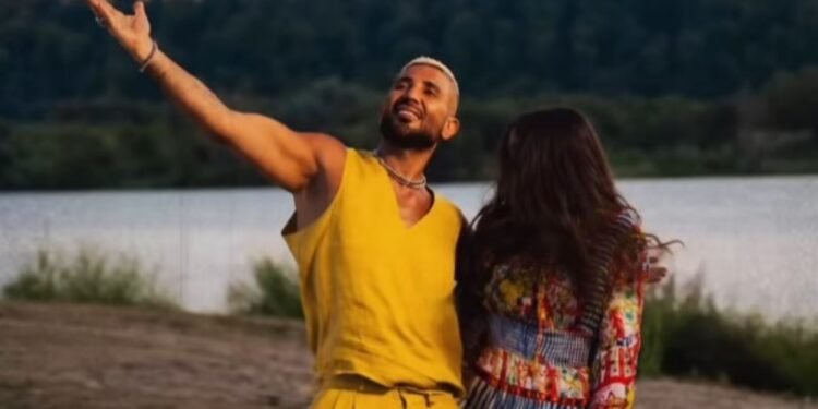 أحمد سعد يشوّق جمهوره لأغنية “كدا كدا” بمفاجأة إسبانية وهوية غامضة لشريكته