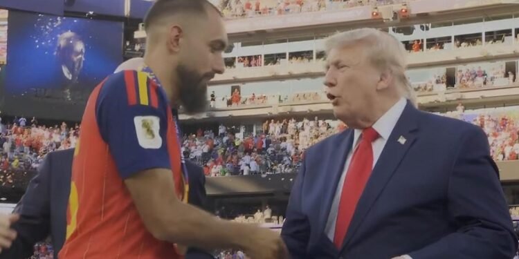 مصافحة باردة من بورخا إيجليسياس لترامب خلال تتويج إسبانيا بالمونديال تثير الجدل