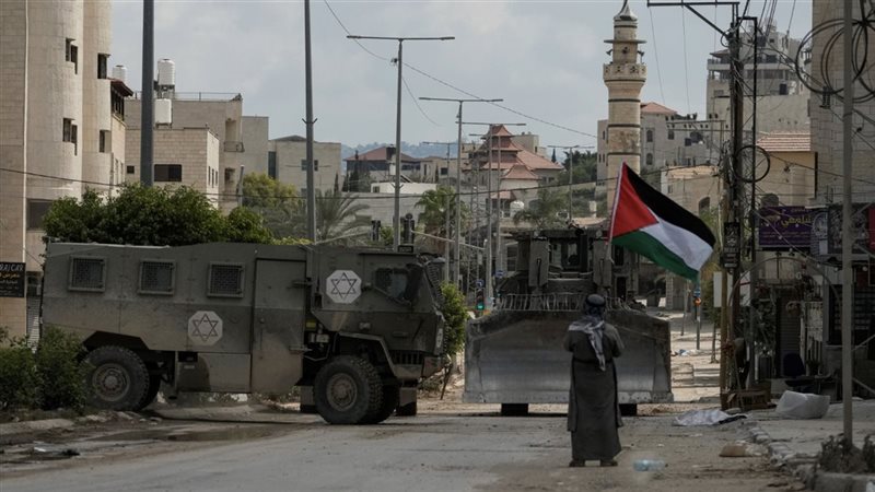 فلسطينيون يسيطرون على سلاح مستوطن ويطلقون النار عليه