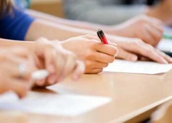 طالب يلفت الأنظار بعد حضوره إلى لجنة امتحانات الثانوية العامة بزي مخالف