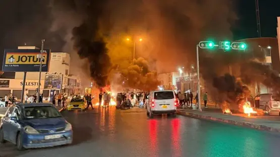 تصعيد جديد في طرابلس.. محتجون يغلقون وزارة الخارجية والطرق الرئيسية