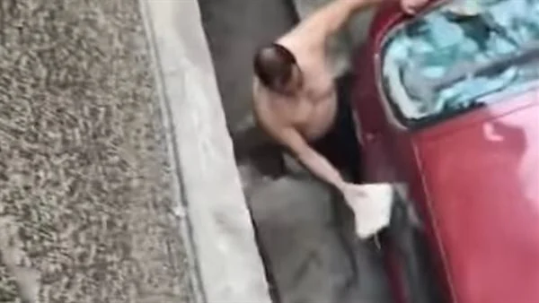 الأمن يفحص فيديو متداول لـ شخص عارٍ يحطم سيارة بالقاهرة