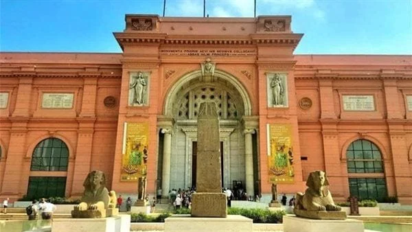 لوحة جنائزية نادرة بالمتحف المصري تكشف طقوس البعث وعبادة أوزير وإيزيس