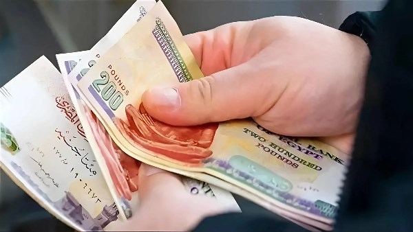 رسميًا.. تطبيق رسم 100 جنيه على مغادرة مصر و35 جنيهًا على كل طن أسمنت