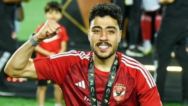 بيراميدز يطارد أكرم توفيق بعرض مليون دولار سنويًا.. وفرج عامر يكشف كواليس الصفقة