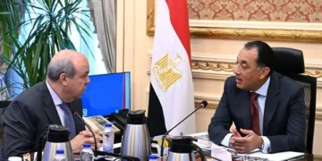 رئيس الوزراء يستعرض الموقف التنفيذي لمشروع مبنى الركاب “4” بمطار القاهرة الدولي