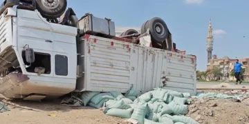 انقلاب سيارة دقيق بطريق طنطا وإصابة شخصين
