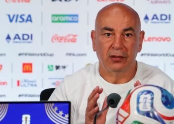 فيفا يدرس معاقبة حسام حسن بعد رفع علم فلسطين بكأس العالم