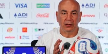 فيفا يدرس معاقبة حسام حسن بعد رفع علم فلسطين بكأس العالم