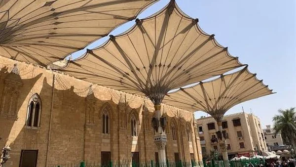 مسجد الإمام الحسين يغلق أبوابه مؤقتًا.. تعرف على موعد عودة الصلاة