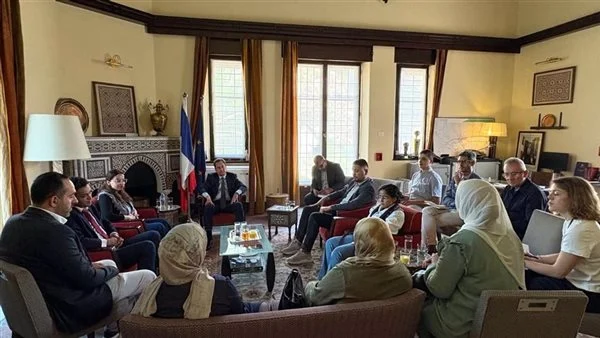 السفير الفرنسي بالقاهرة يبحث مع ممثلي المجتمع المدني في غزة تطورات الأوضاع الإنسانية