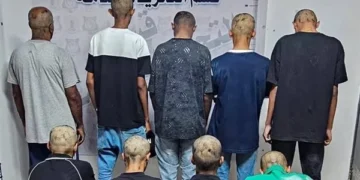 ليبيا توقف أشخاصًا أثاروا الفوضى خلال مباراة مصر بكأس العالم وتحلق شعرهم