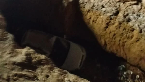 إنقاذ سائق بعد سقوط سيارته داخل حفرة بعمق 6 أمتار في الأسمرات