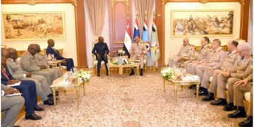 وزير الدفاع يبحث مع نظيره الكونغولي تعزيز التعاون العسكري وتطورات الأوضاع الإقليمية في إفريقيا